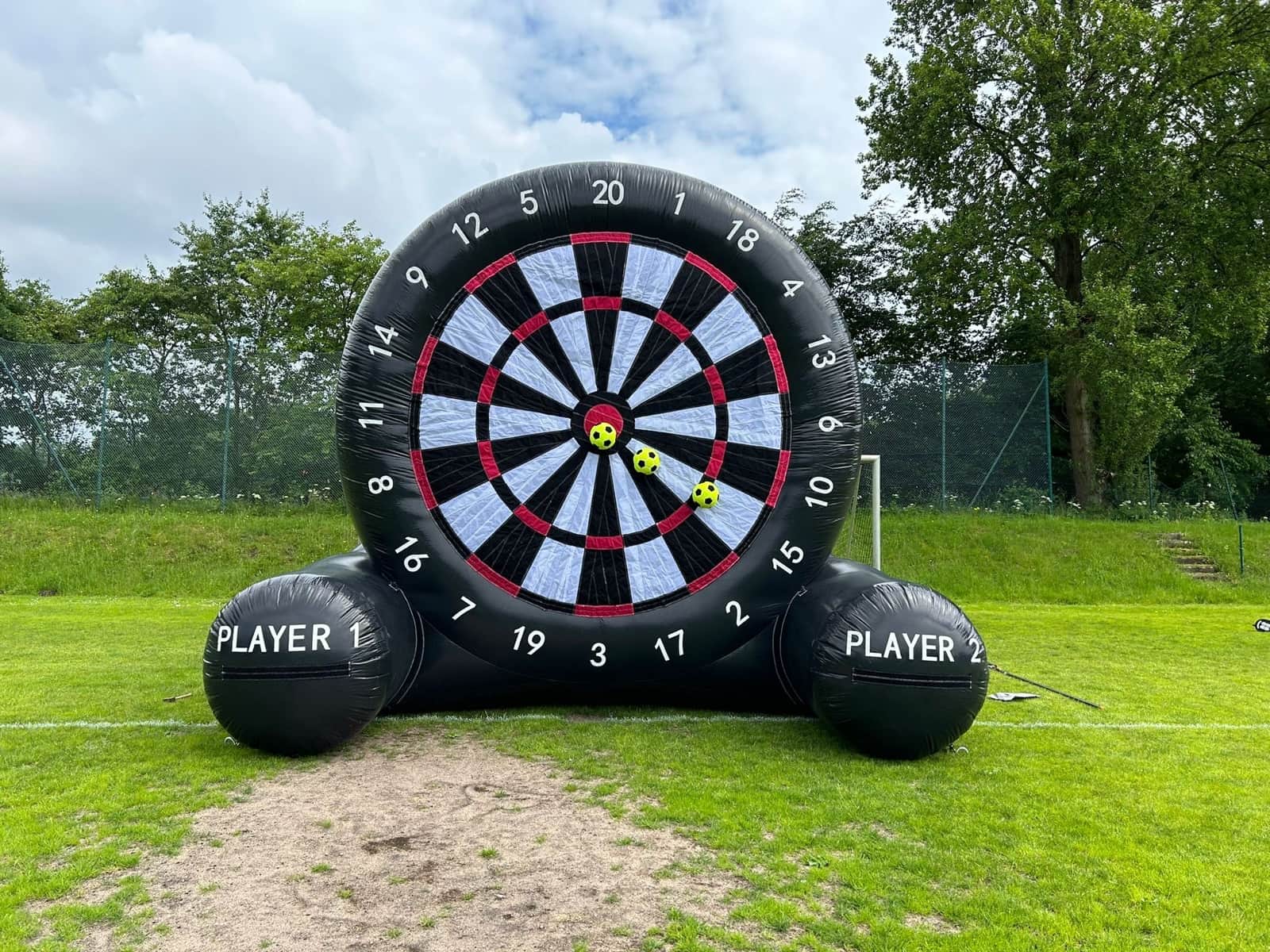 Aufblasbare Fußball-Dartscheibe XL auf einem Rasen