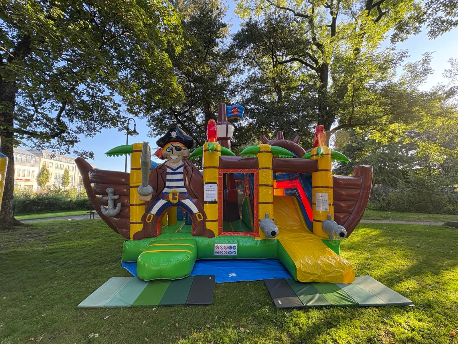 Piratenschiff-XL-Hüpfburg mit Rutsche in einem Park