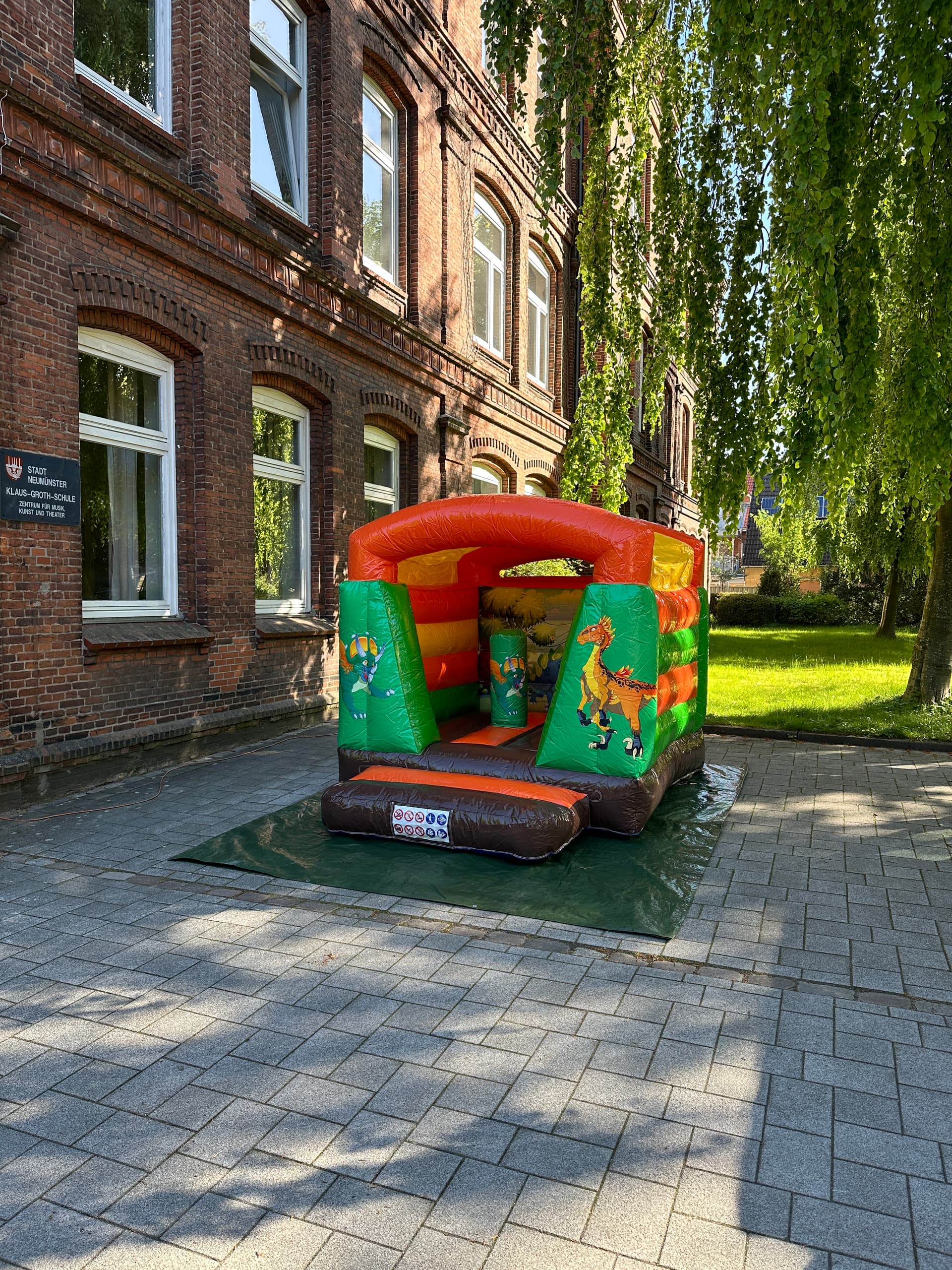 Dino — Jubiläum Erichs Grill 2024